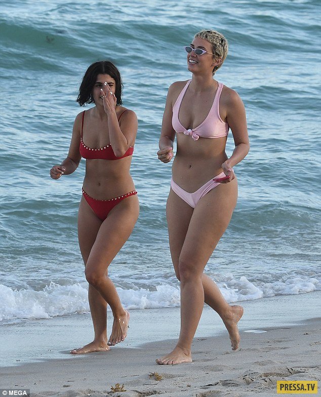Instagram-звезда Джулианна Годдард показала неидеальное тело на пляже (19 фото)