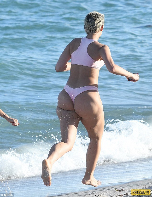 Instagram-звезда Джулианна Годдард показала неидеальное тело на пляже (19 фото)