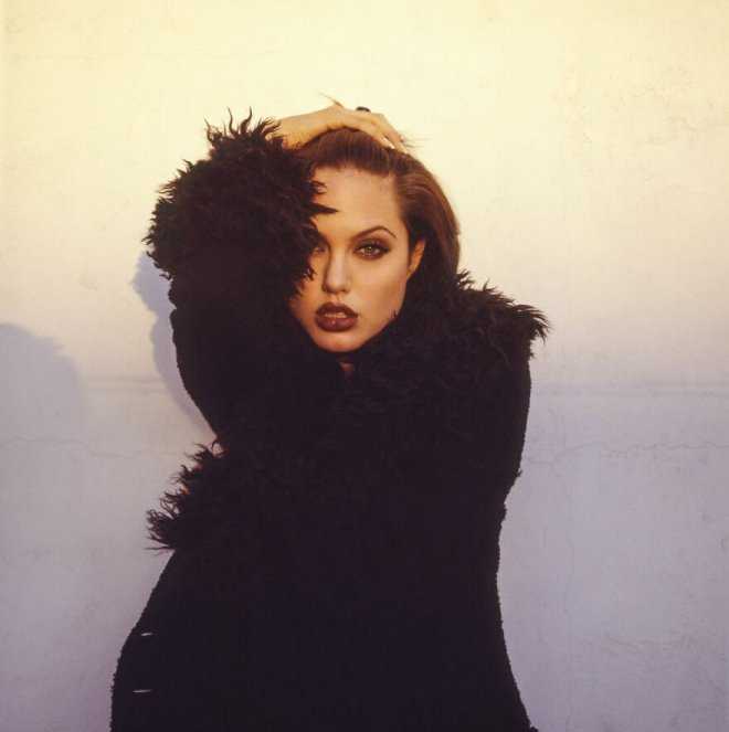 Молодая и соблазнительная Анджелина Джоли в 1995 году