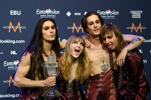 Солист победившей на Евровидении группы порвал штаны прямо на сцене 