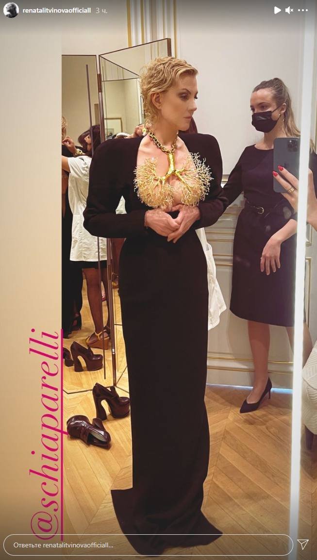 Как Белла Хадид: Рената Литвинова примера черное платье с золотыми бронхами