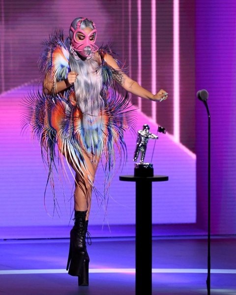 Леди Гага компенсирует маленький рост обувью с 20-сантиметровой платформой