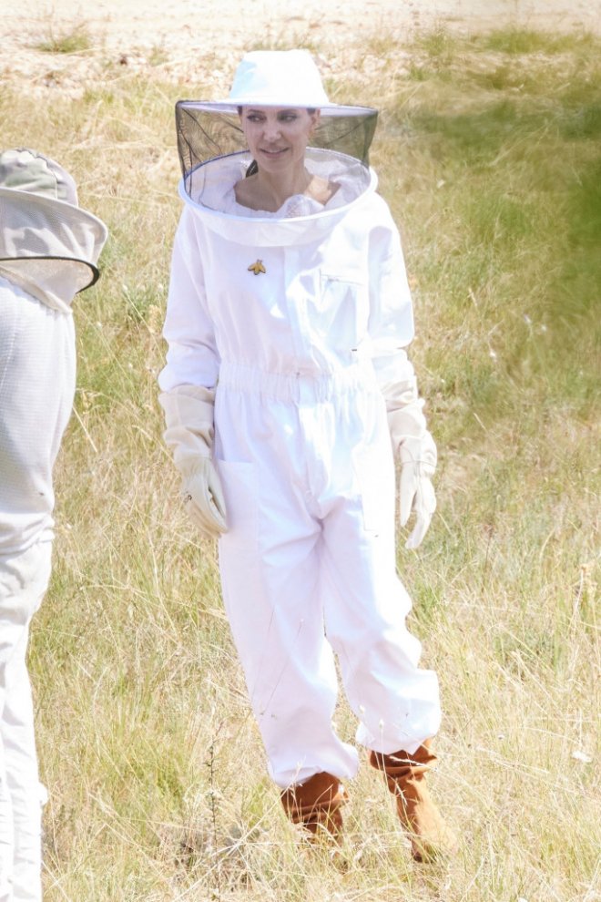 Самый гламурный пчеловод - Анджелина Джоли во Франции