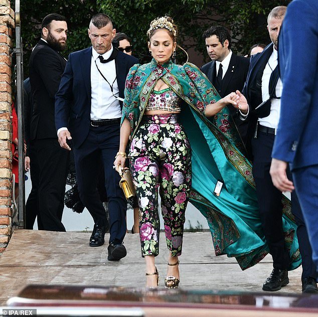 Казус с Дженнифер Лопес: звезда приехала на мероприятие в Венеции с биркой на одежде