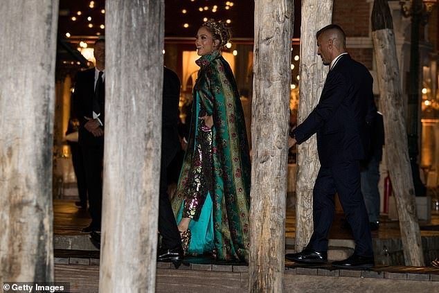 Казус с Дженнифер Лопес: звезда приехала на мероприятие в Венеции с биркой на одежде