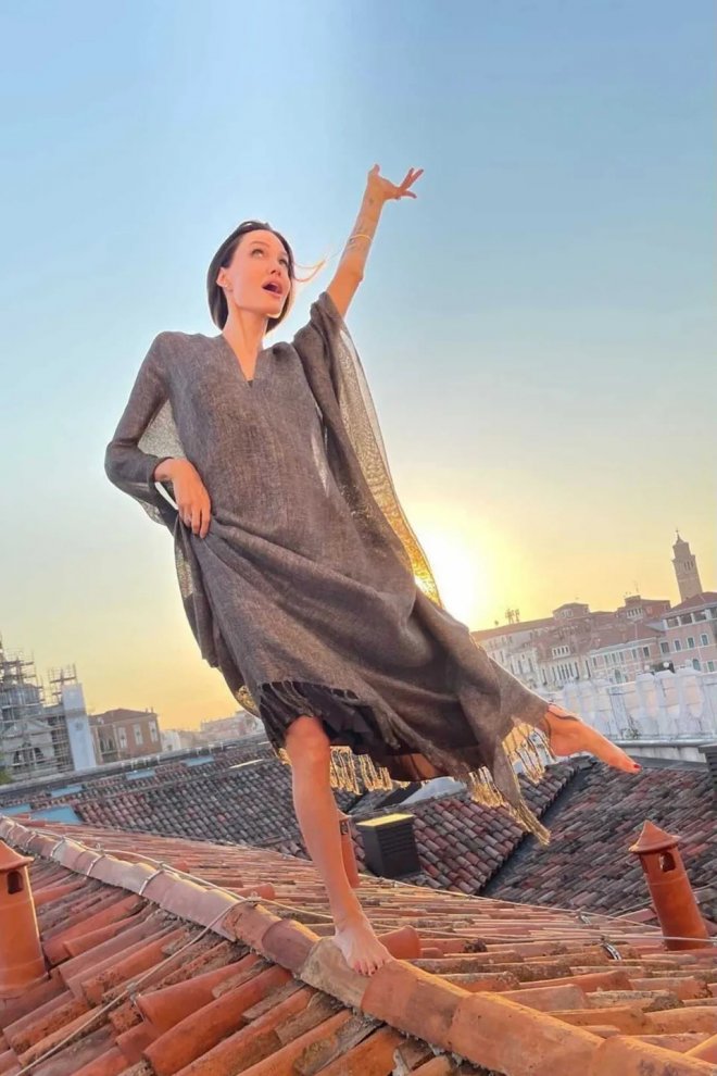 Анджелина Джоли в необычной фотосессии на крыше в Венеции