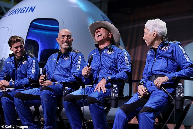 90-летний Уильям Шатнер, звезда  фильма "Стартрек", станет самым пожилым человеком, побывавшем в  космосе