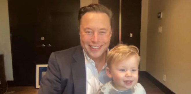 Илон Маск показал во время виртуальной видеоконференции младшего сына с необычным именем
