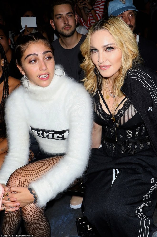 25-летняя дочь Мадонны в пикантной фотосессии в стиле 90-х