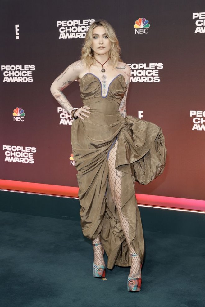 Дочь Майкла Джексона на церемонии вручения премии People's Choice Awards  в необычном платье