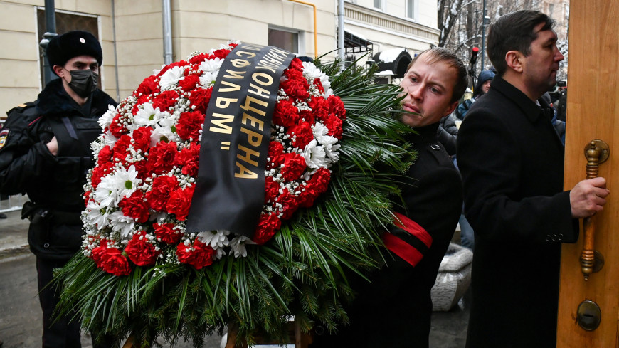 Режиссера Соловьева похоронили на Троекуровском кладбище в Москве