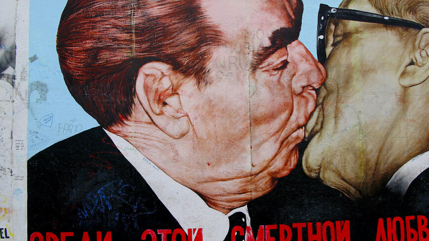 Умер автор граффити с целующимися Брежневым и Хонеккером Дмитрий Врубель
