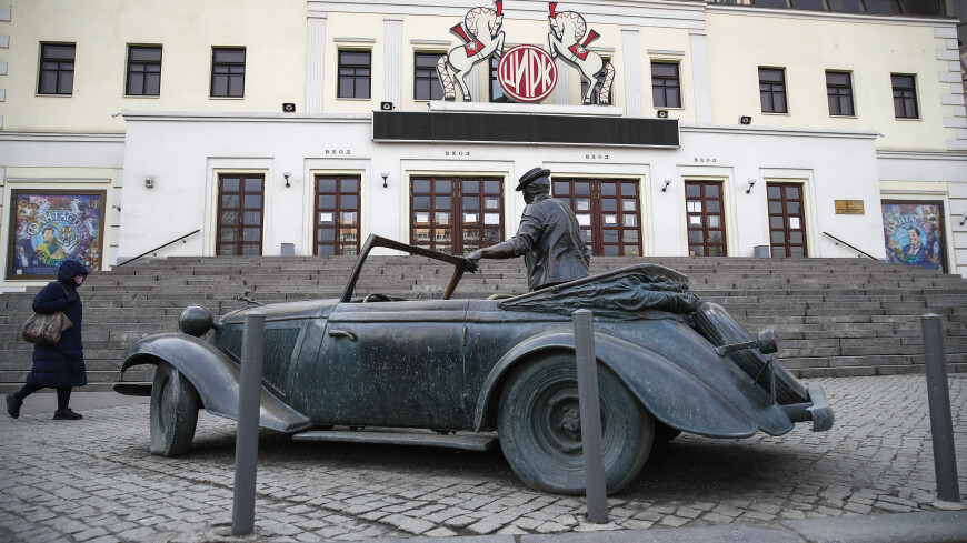 Знаете ли вы, на какой автомобиль опирается Юрий Никулин на памятнике у Цирка на Цветном бульваре?