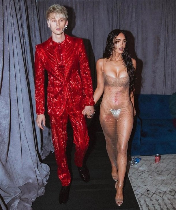Меган Фокс поразила "голым" платьем на церемонии MTV VMA