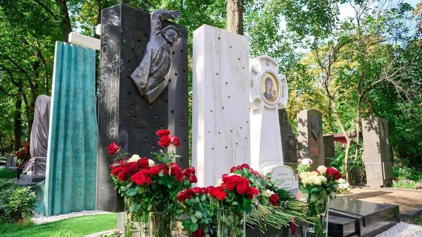 Памятник режиссеру Георгию Данелии установили на Новодевичьем кладбище