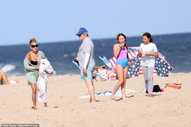 Сара Джессика Паркер отдыхает на пляже с мужем Мэтью Бродериком и их 12-летними близнецами