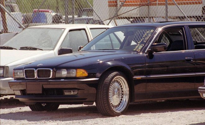 Седан BMW, в котором был расстрелян Тупак Шакур, выставлен на продажу за 1,7 миллиона долларов