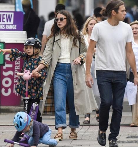 Прогулка в Лондоне: Кира Найтли с мужем и детьми была замечена на улицах города 
