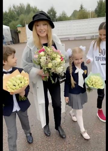Пугачева в необычном наряде проводила детей в школу 