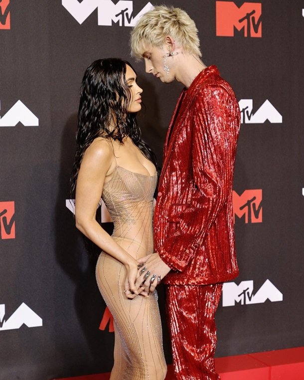 Меган Фокс поразила "голым" платьем на церемонии MTV VMA